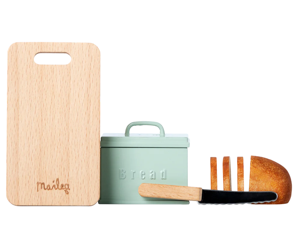 Caja de pan, tabla de cortar y cuchillo