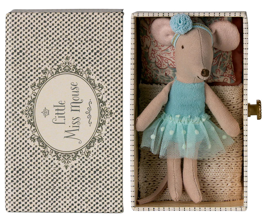 Ratón hermanita bailarina azul en sofá cama