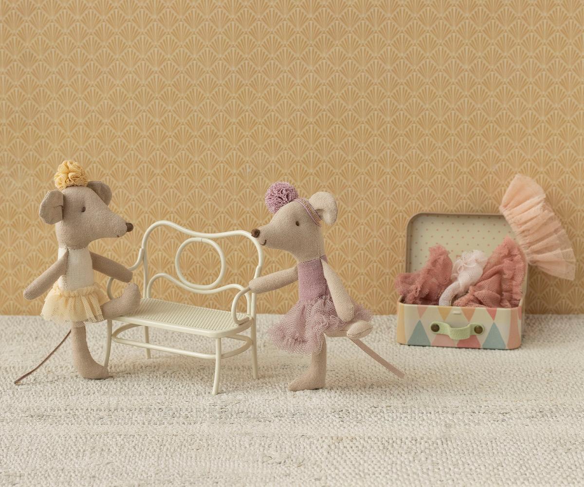 Ratona bailarina hermana pequeña . Blanco roto – Ratón Maileg - Librería Educania