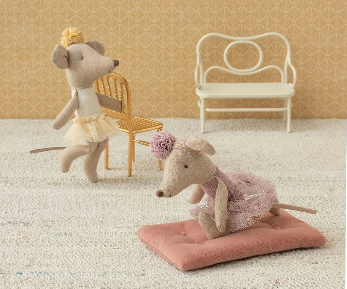 Ratona bailarina hermana pequeña . Blanco roto – Ratón Maileg - Librería Educania