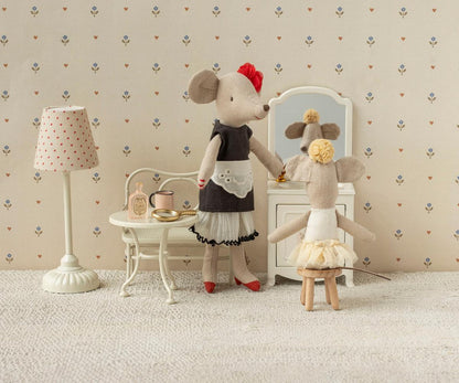 Ratona bailarina hermana pequeña . Blanco roto – Ratón Maileg - Librería Educania