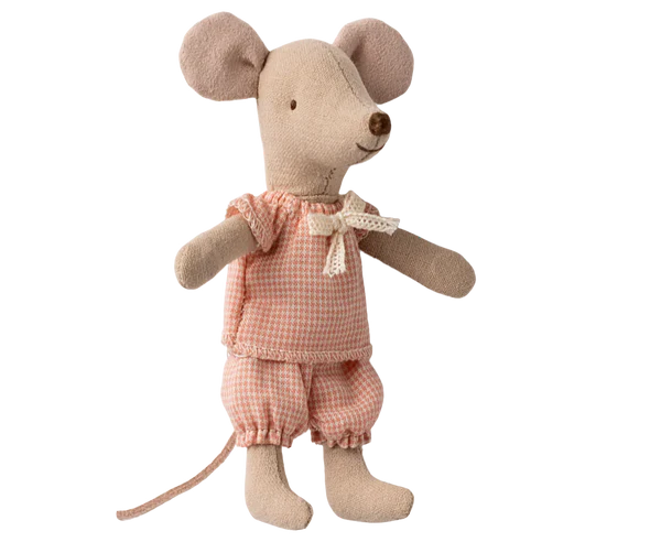 Ratón hermana pequeña en caja de cerillas